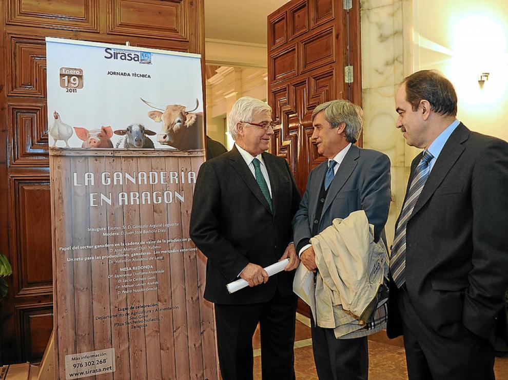El consejero Gonzalo Arguilé (i), con Juan José Badiola (c) y el director de Sirasa, José María Sallant.