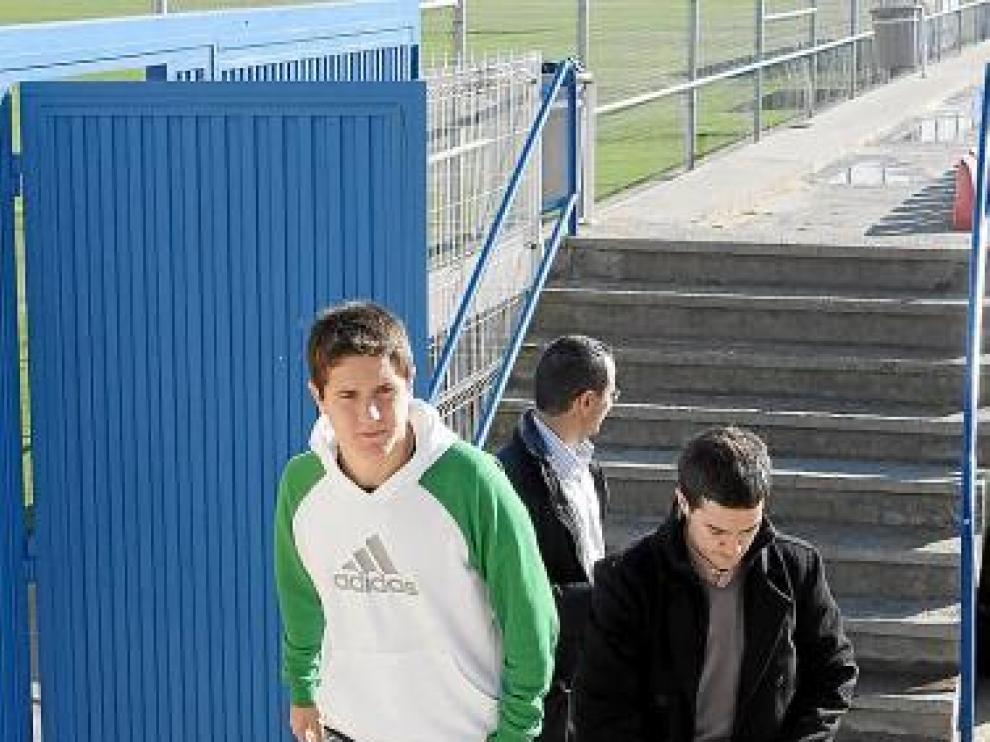 Ander, ayer, acompañado de los responsables del prensa del club.