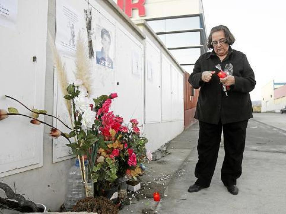 Julia Bernad, madre de un fallecido, puso ayer una vela en el altar situado junto a la discoteca.