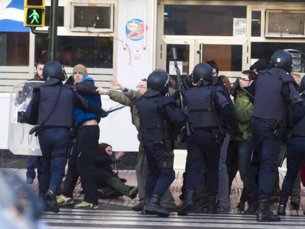 Momento en el que la Policía cargaba esta mañana contra los manifestantes