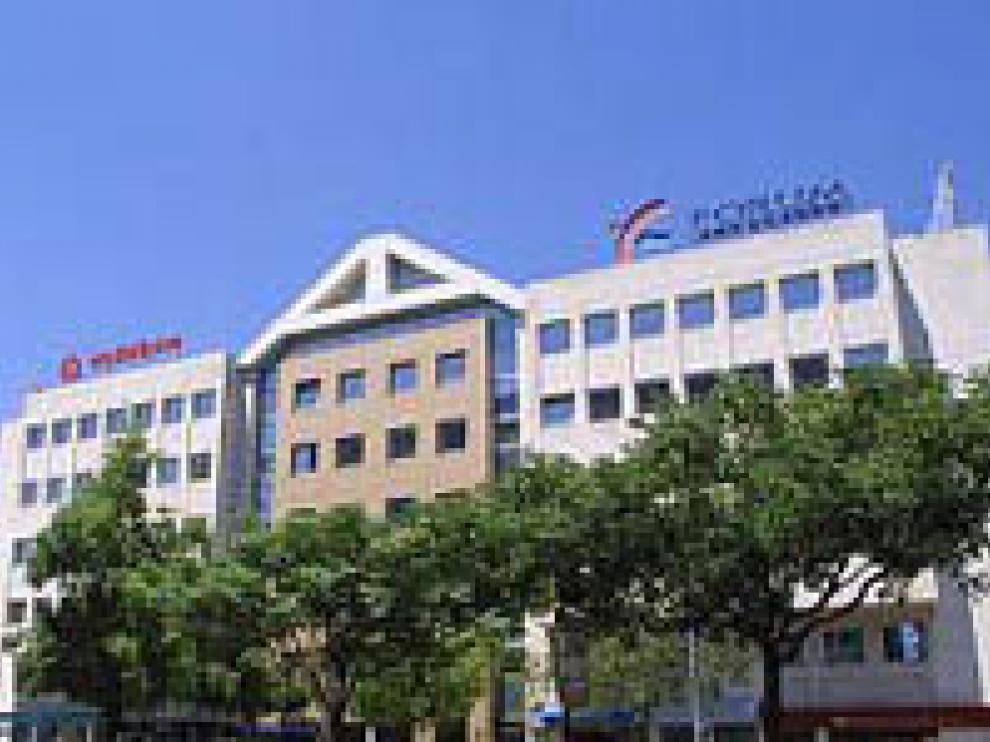 Fachada del edificio Forum de Sevilla, donde actuaba la red de estafas