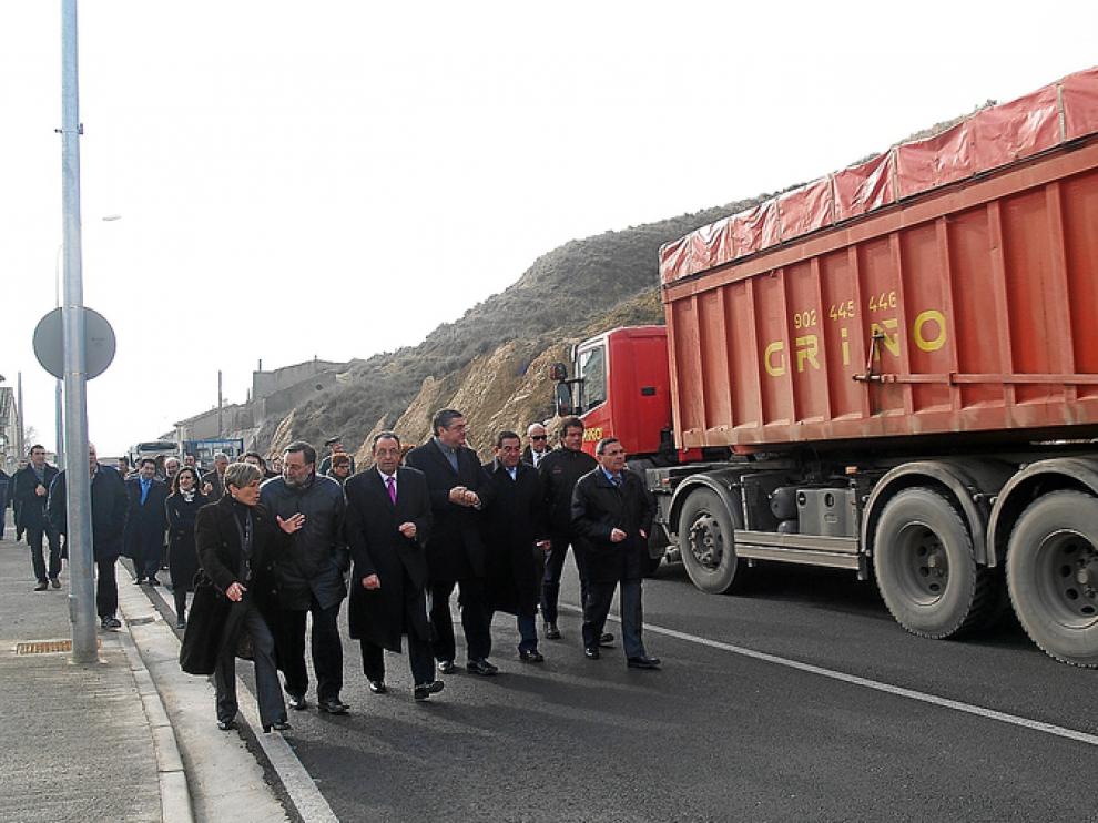 Las autoridades recorrieron a pie la travesía, por la que circulan vehículos pesados