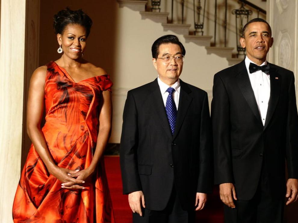 Michelle Obama con su vestido rojo, junto a Hu Jintao y su marido, Barack Obama