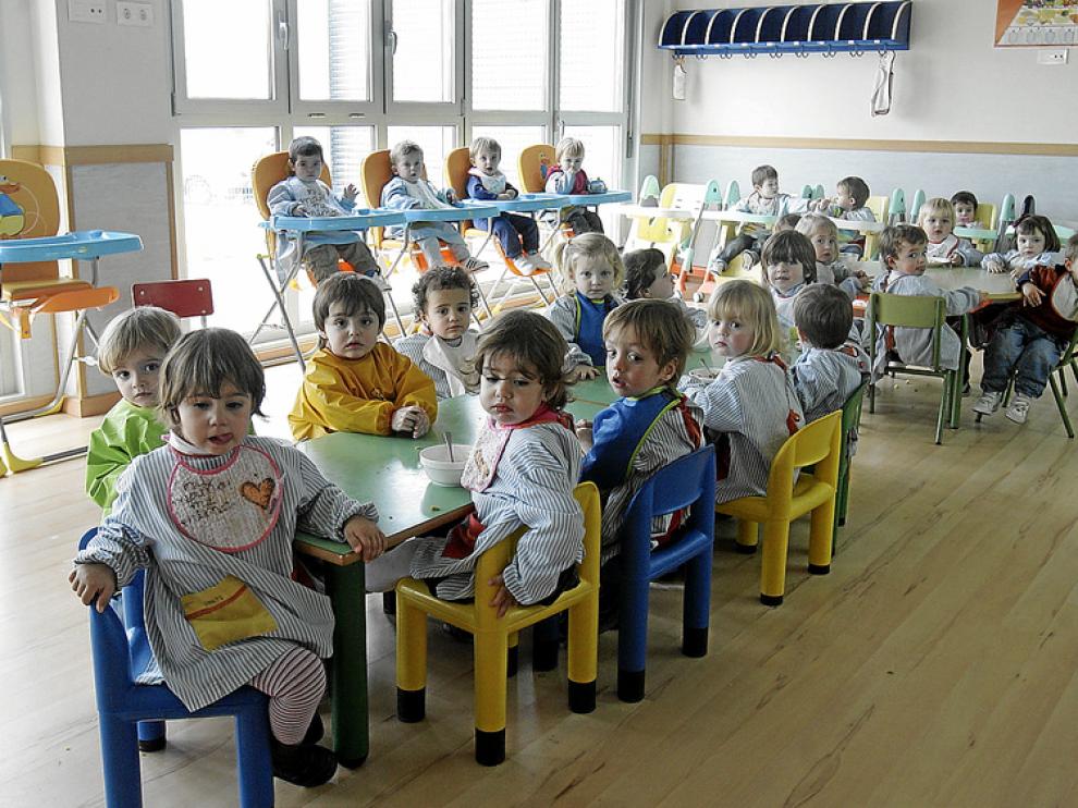 Los alumnos de la escuela infantil a la hora de la comida