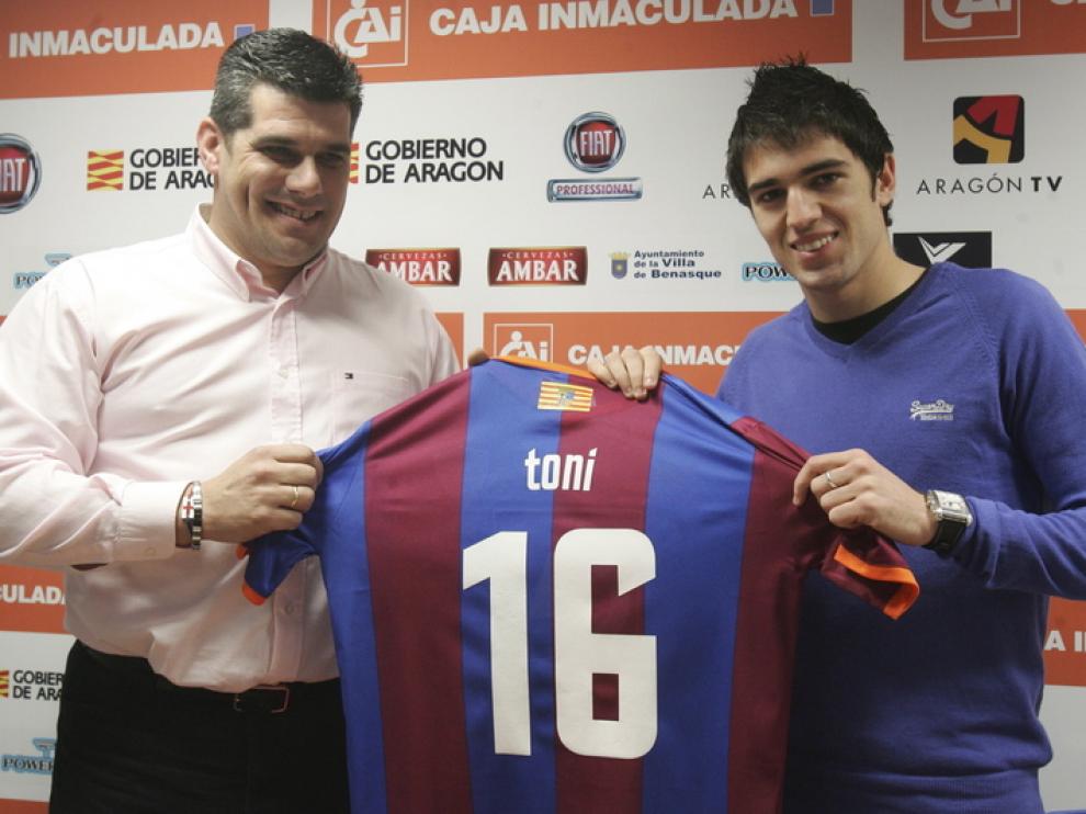 Toni posa con la camiseta de la SD Huesca, hoy en su presentación