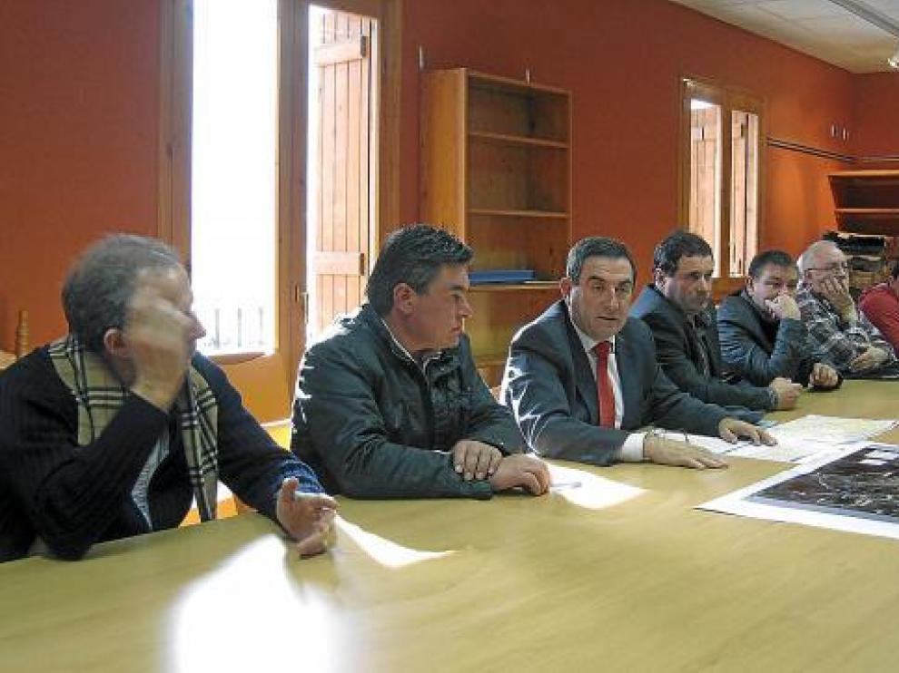 Un momento de la reunión entre el consejero y los responsables políticos de las dos comarcas.