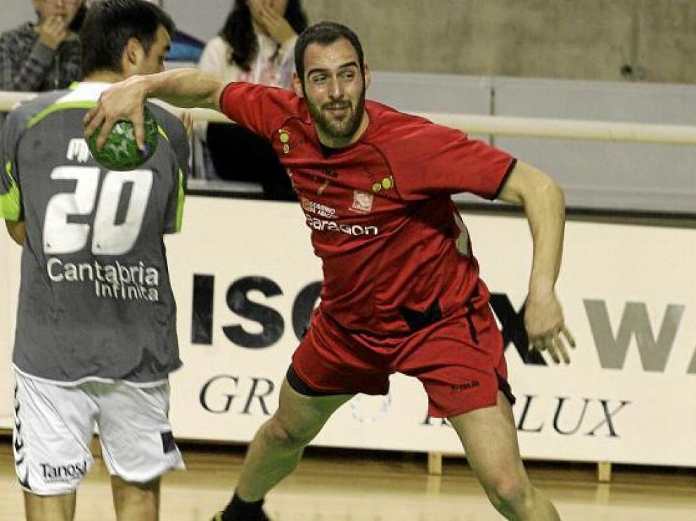 Emilio Esteban realiza un lanzamiento durante el partido con el Torrelavega.