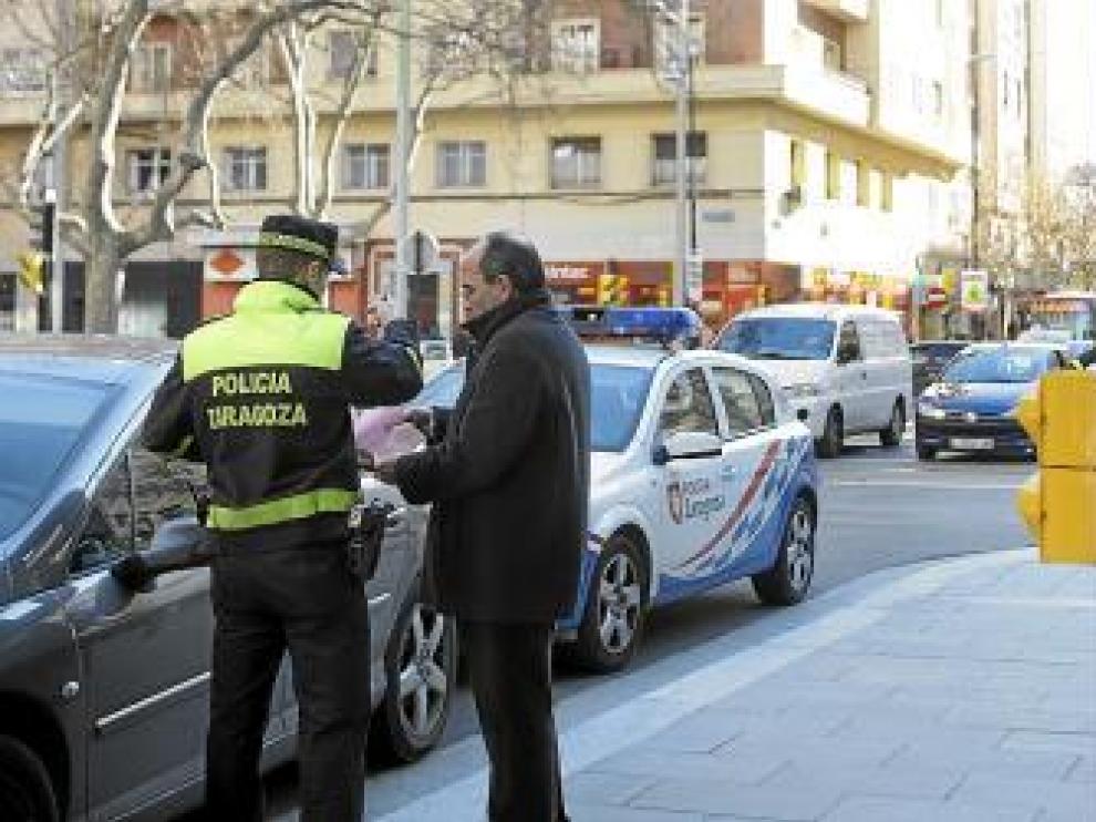 La Policía Local se empleó a fondo ayer por la mañana.