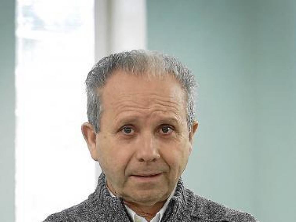 Tomás Bosque, ensayando con sus partituras.