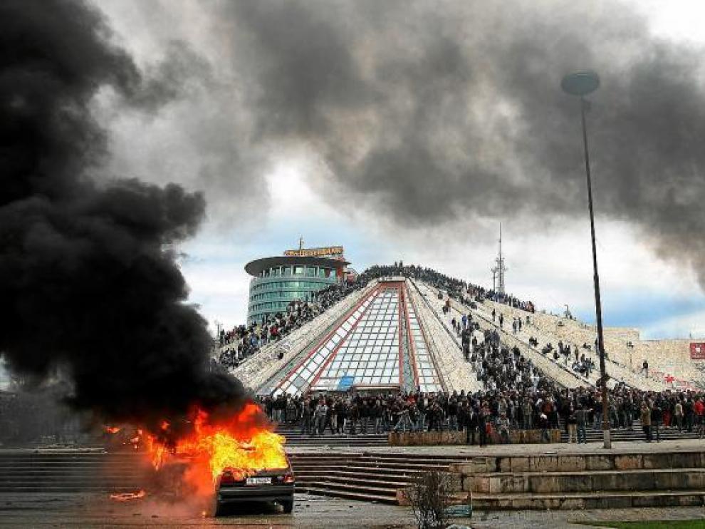 Coches ardiendo y cientos de personas frente a la sede del Gobierno de Albania, en Tirana.