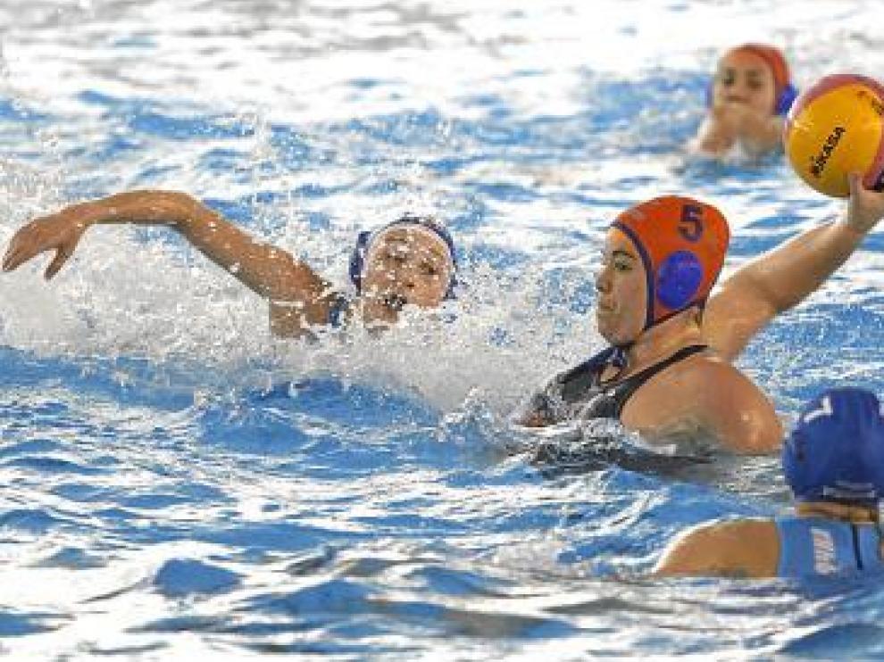 Alicia Montaner se dispone a lanzar a portería.