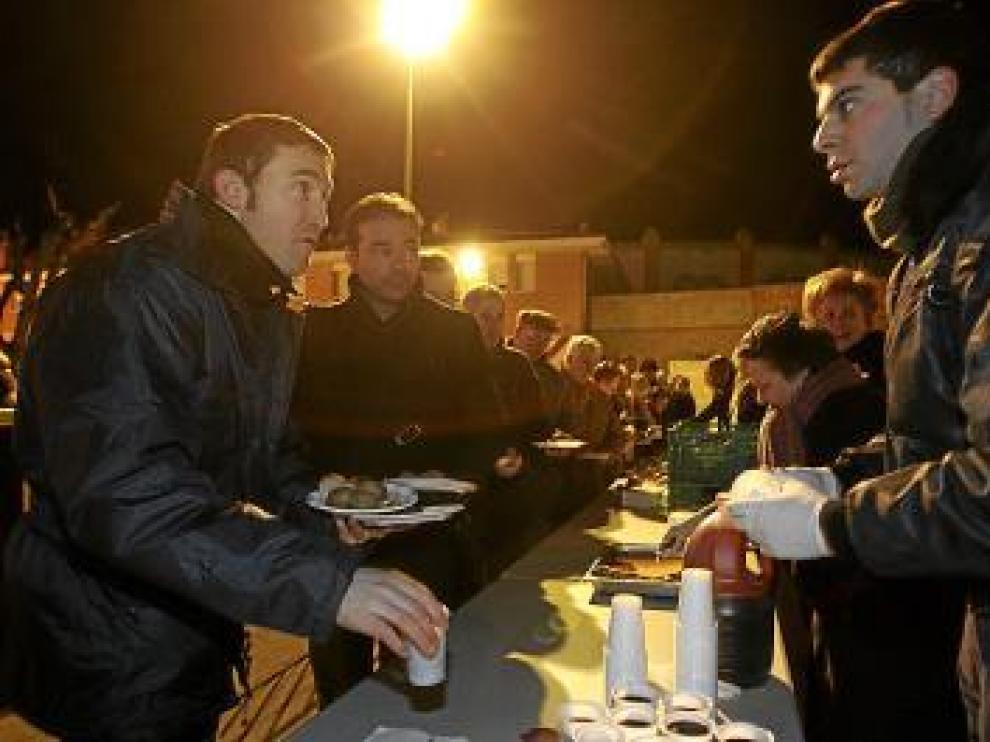 Las patatas y la longaniza se pudieron acompañar con vino.