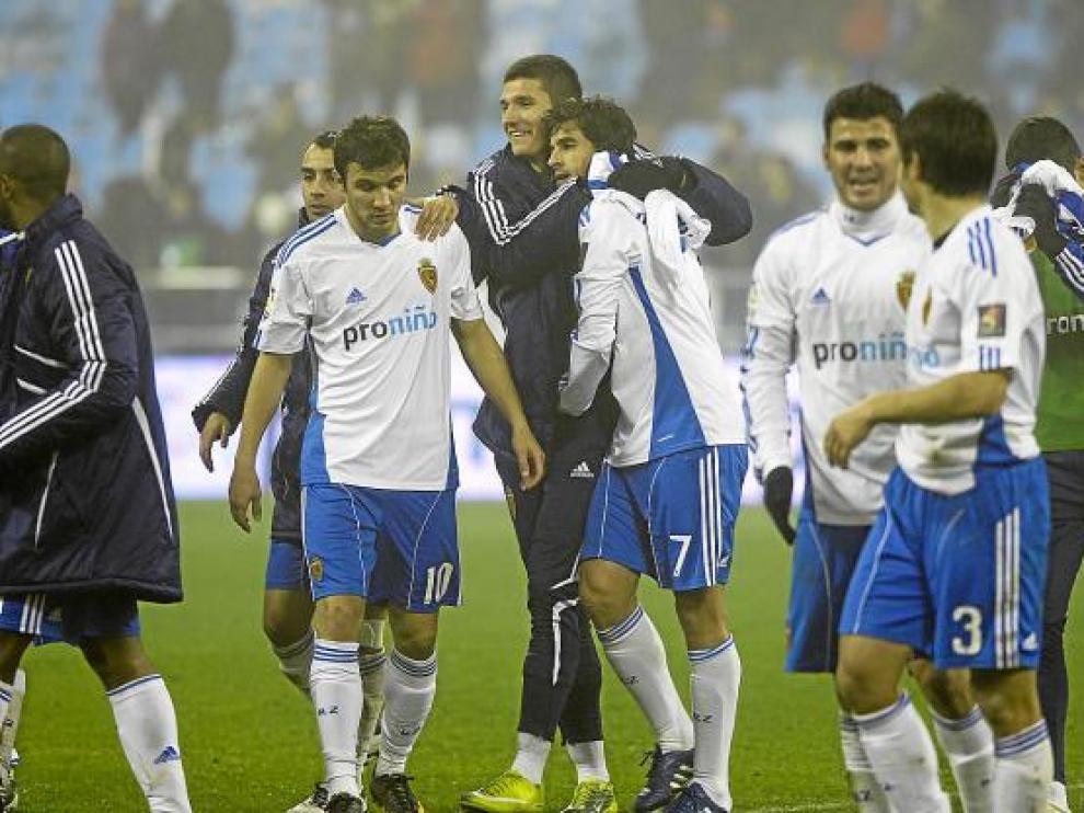Los jugadores del Real Zaragoza se felicitan tras ganar