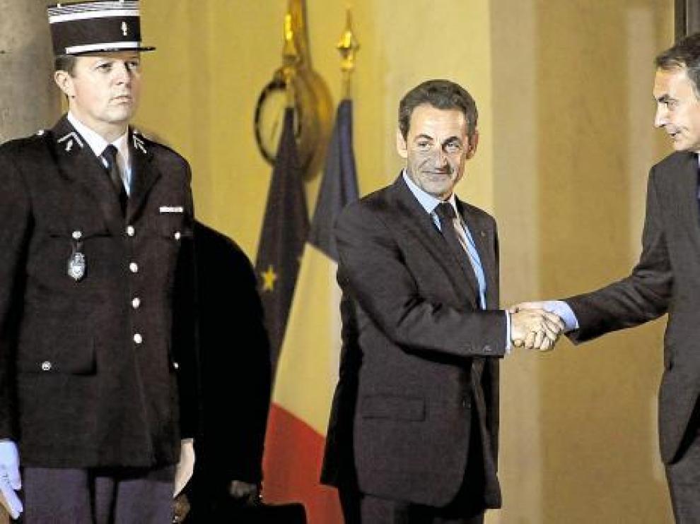 Nikolas Sarkozy y José Luis Rodríguez Zapatero se saludan antes de comenzar el encuentro.