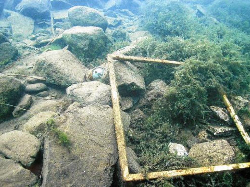 Basura en el fondo de un ibón pirenaico.
