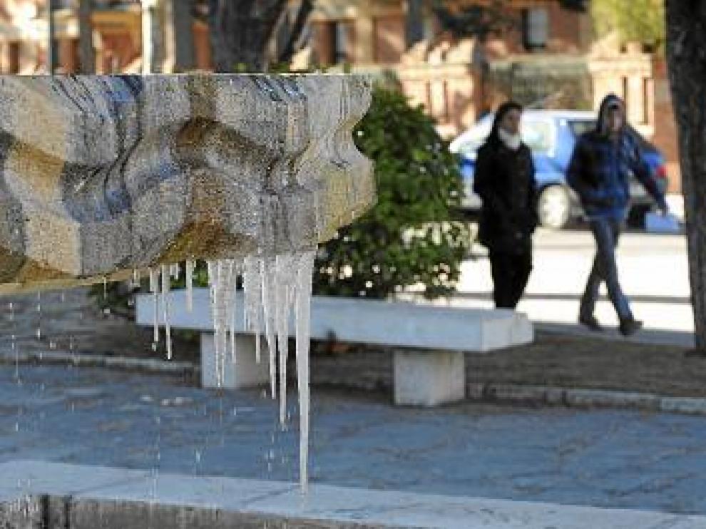 Carámbanos, ayer, en una fuente de Teruel.