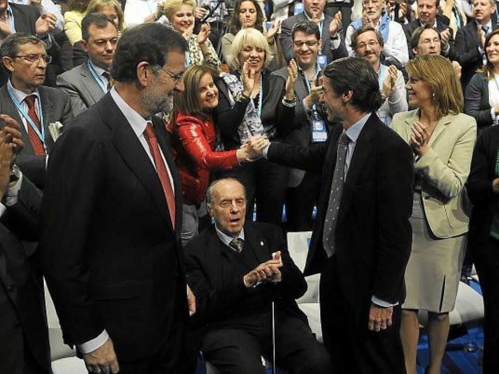 Rajoy, Fraga, Aznar, De Cospedal y Mato, en el inicio de la Convención Nacional del PP en Sevilla.