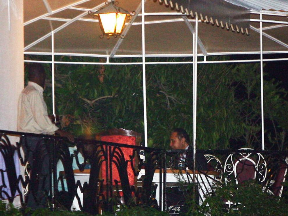 Jean Claude Duvalier, cenando en un restaurante de Puerto Príncipe