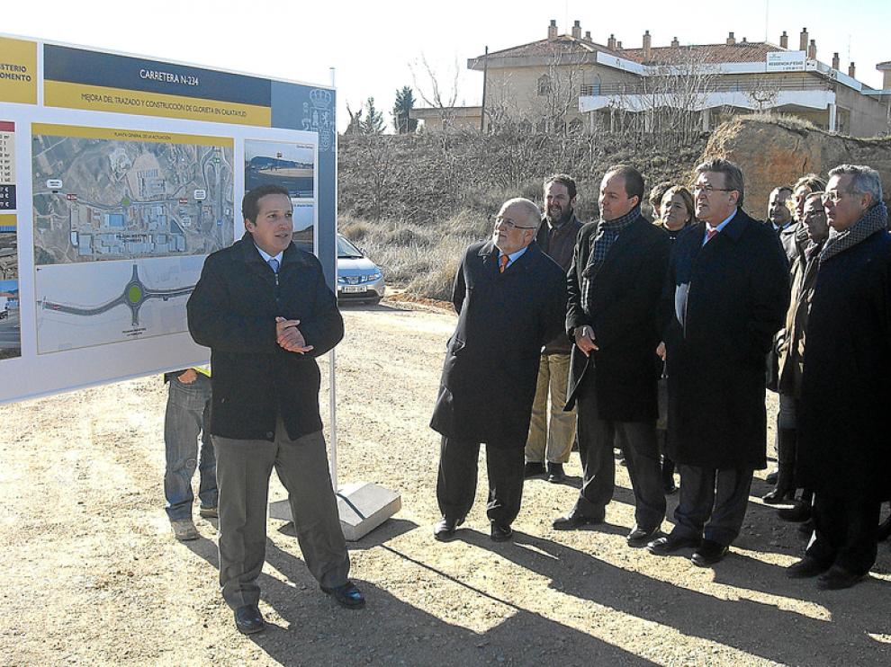 Los representantes políticos escucharon las explicaciones sobre la construcción de la rotonda