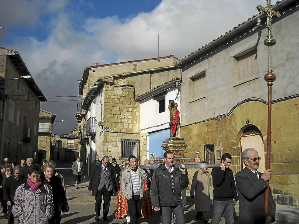 Procesión de San Sebastián, por las calles de Biscarrués, hace dos años.