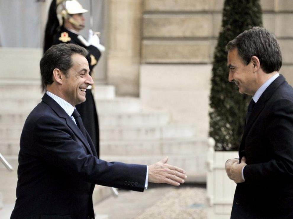 El presidente francés recibe a su homólogo español en la puerta del Elíseo