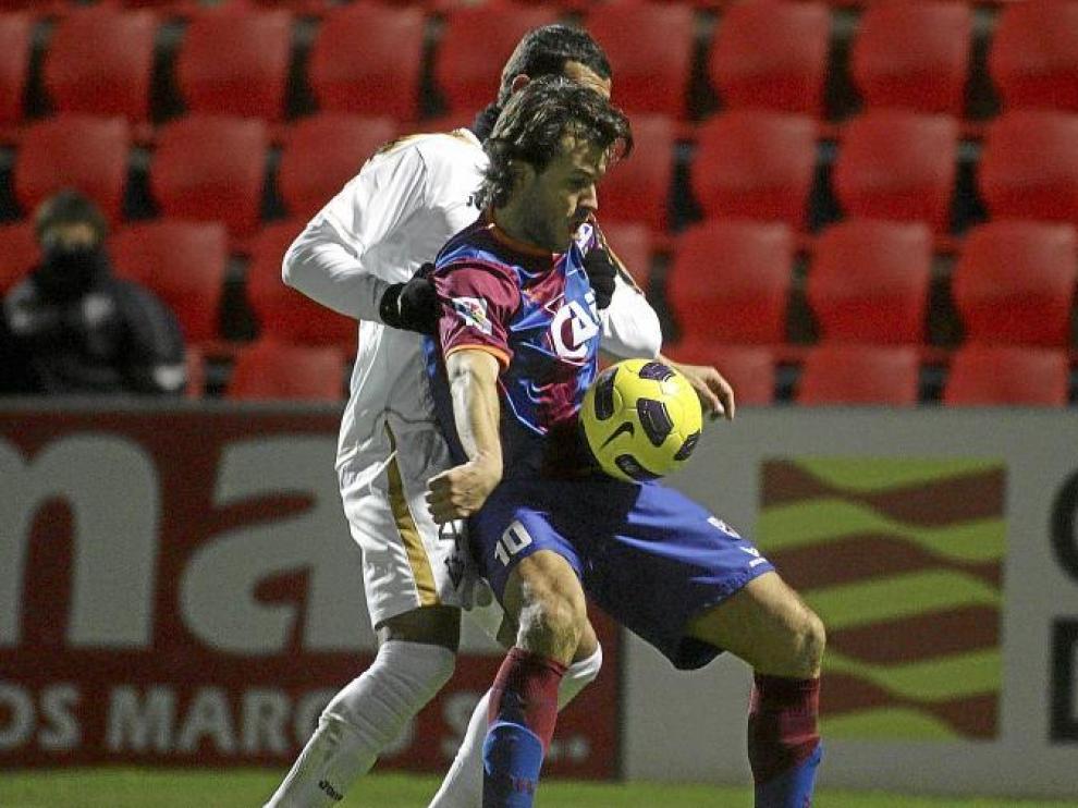 Camacho, pese a estar muy sujetado, supo desmarcarse bien para llegar al remate en el primer y único gol del partido.