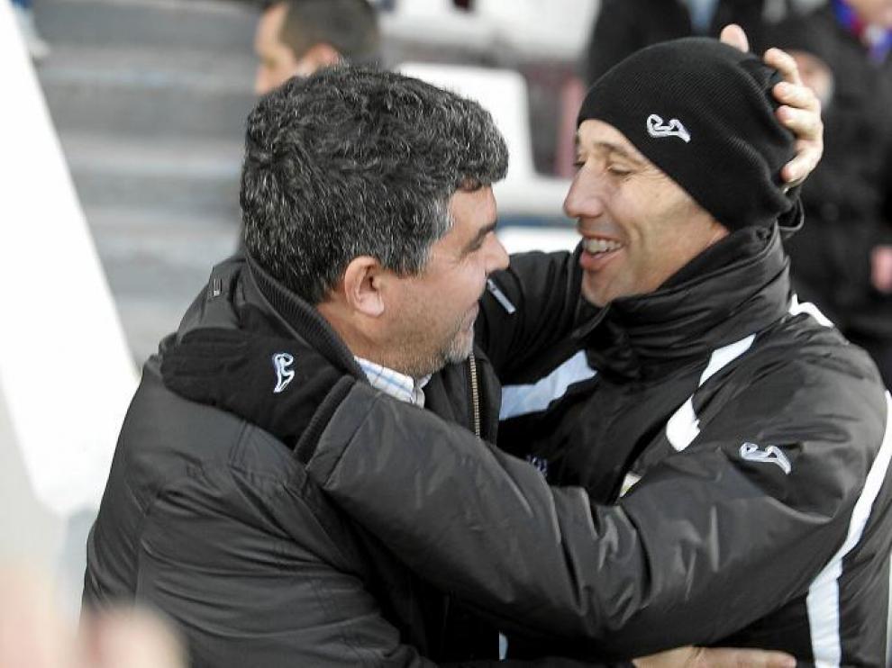 El saludo entre Onésimo y Calderón, pasado y presente del Huesca y buenos amigos, fue muy afectuoso.