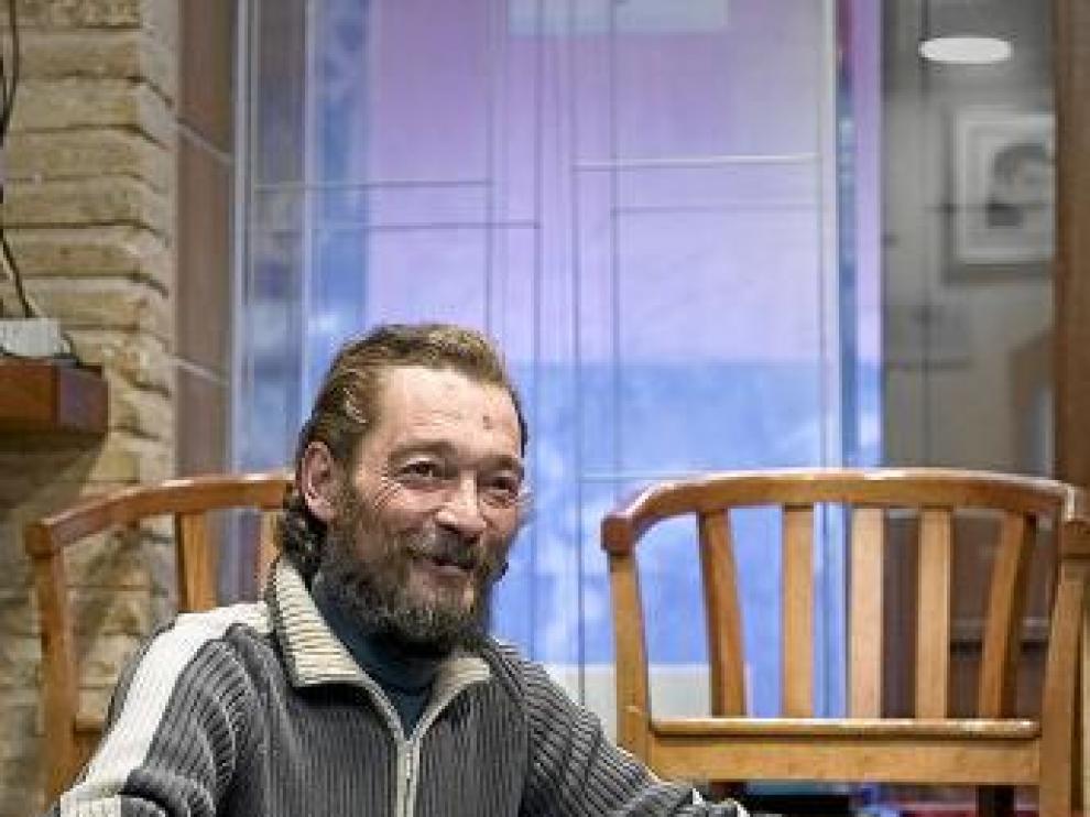 Ángel Pastor, con los aperos de trabajo.