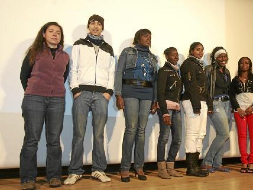 El grupo Malabares, guiado por Mónica Lloro (izda.), presentó su exposición en el Centro Cívico.