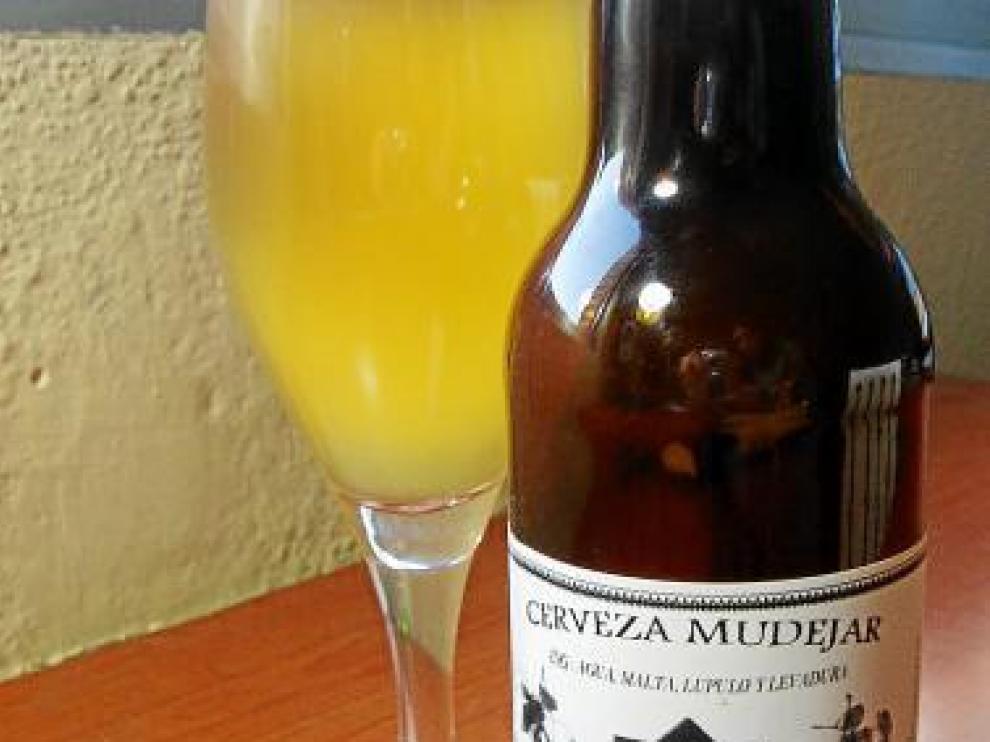 Una botella de cerveza artesana Mudéjar de la variedad rubia.