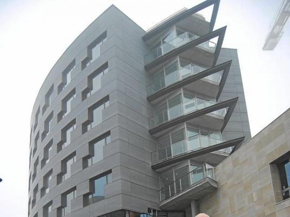Ángel Más delante de la moderna construcción hotelera.