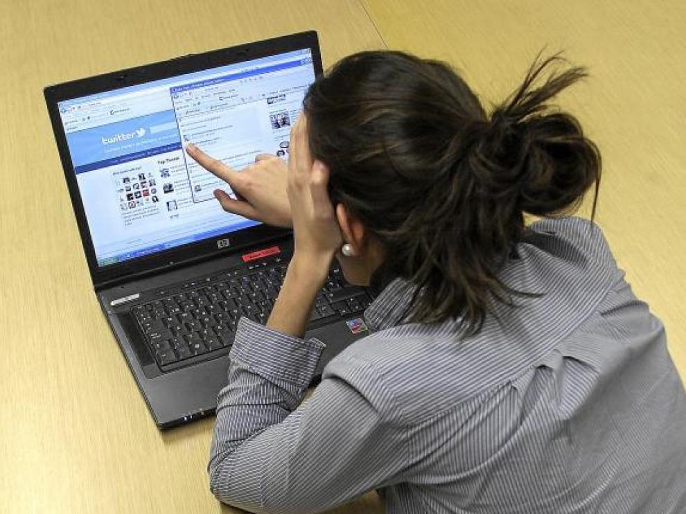 Una joven mira las páginas web de dos de las redes sociales más populares
