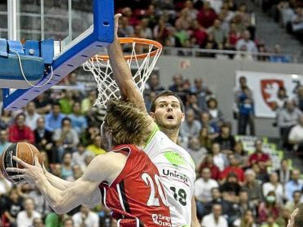 Barlow intenta anotar ante la presencia de Freeland.