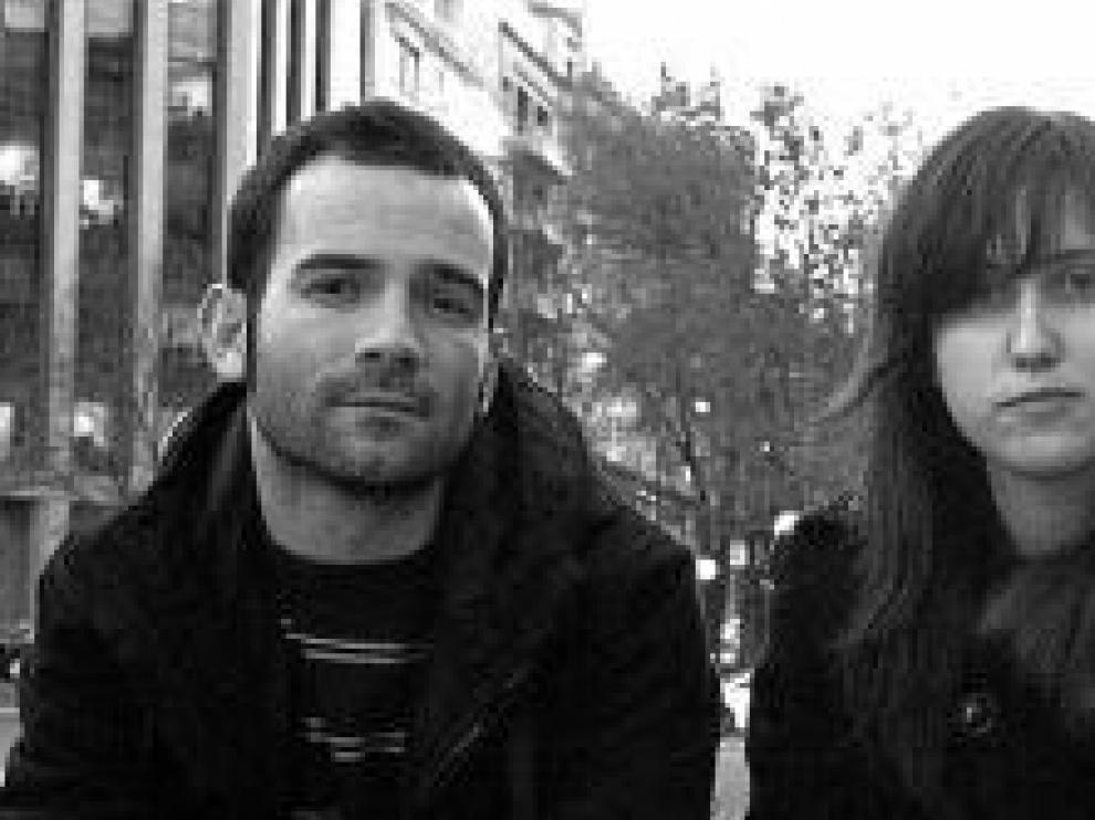 Natalia Marín, flanqueada por sus compañeros en Los Hijos, Luis López y Javier Fernández.