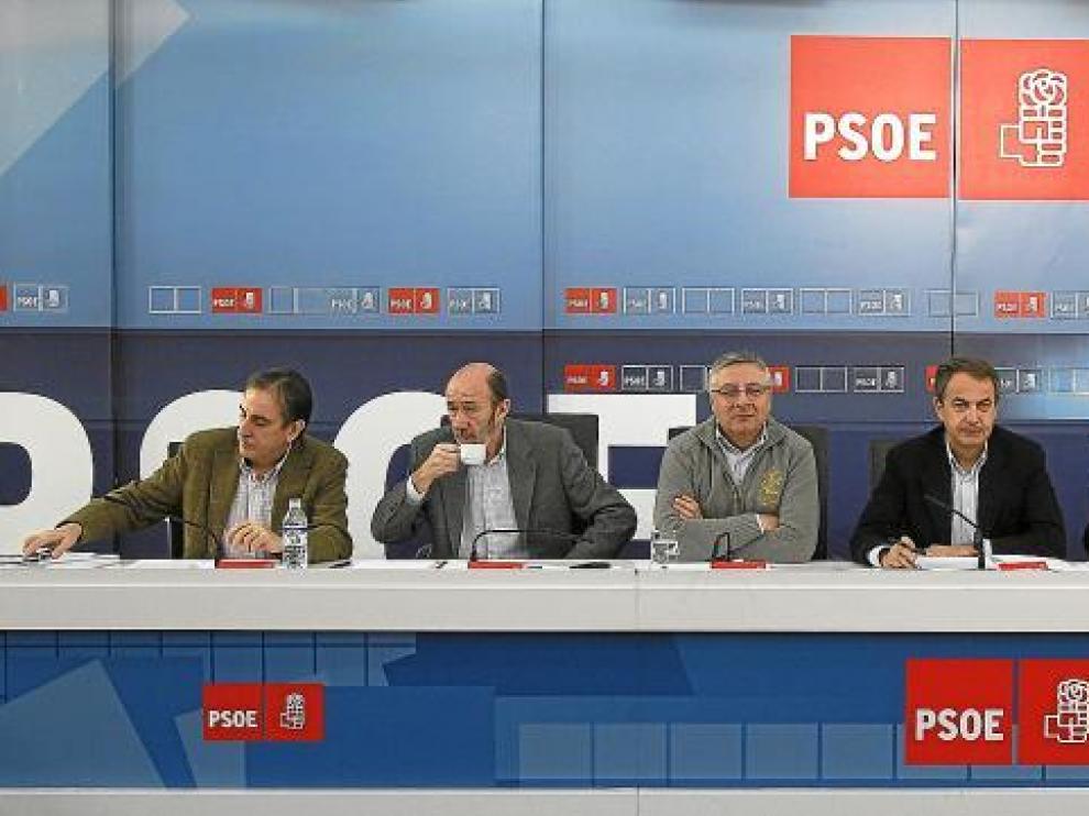 De izquierda a derecha, Gómez, Rubalcaba, Blanco, Zapatero, Cháves, Iglesias y Zarrías, ayer en la reunión