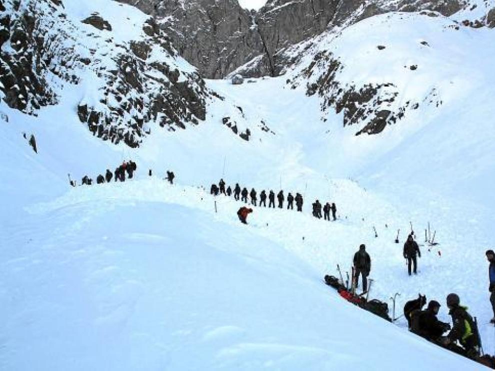 Agentes de la Guardia Civil, personal de Panticosa y perros adiestrados participaron en el rastreo.