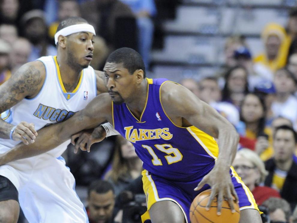 Ron Artest, compañero de Gasol, trata de superar a su defensor.