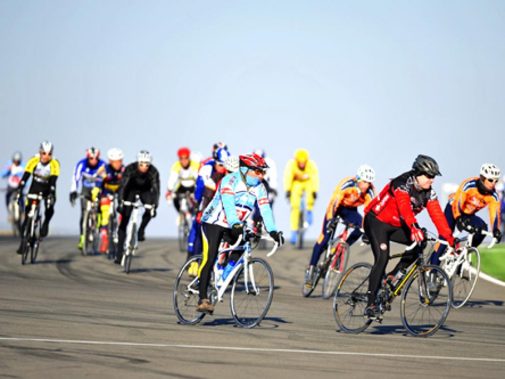 Varios ciclistas durante la prueba