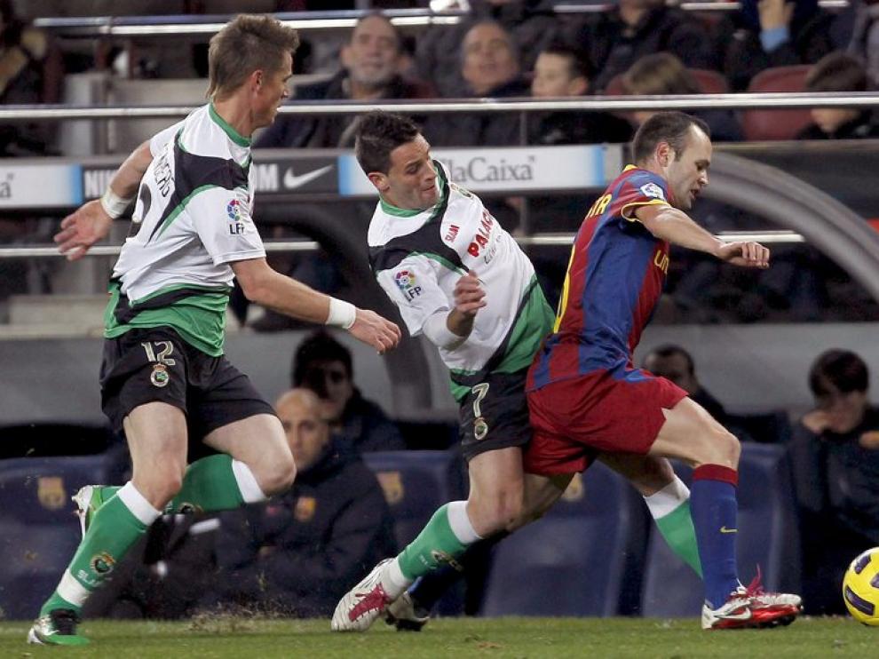Andrés Iniesta conduce el balón.