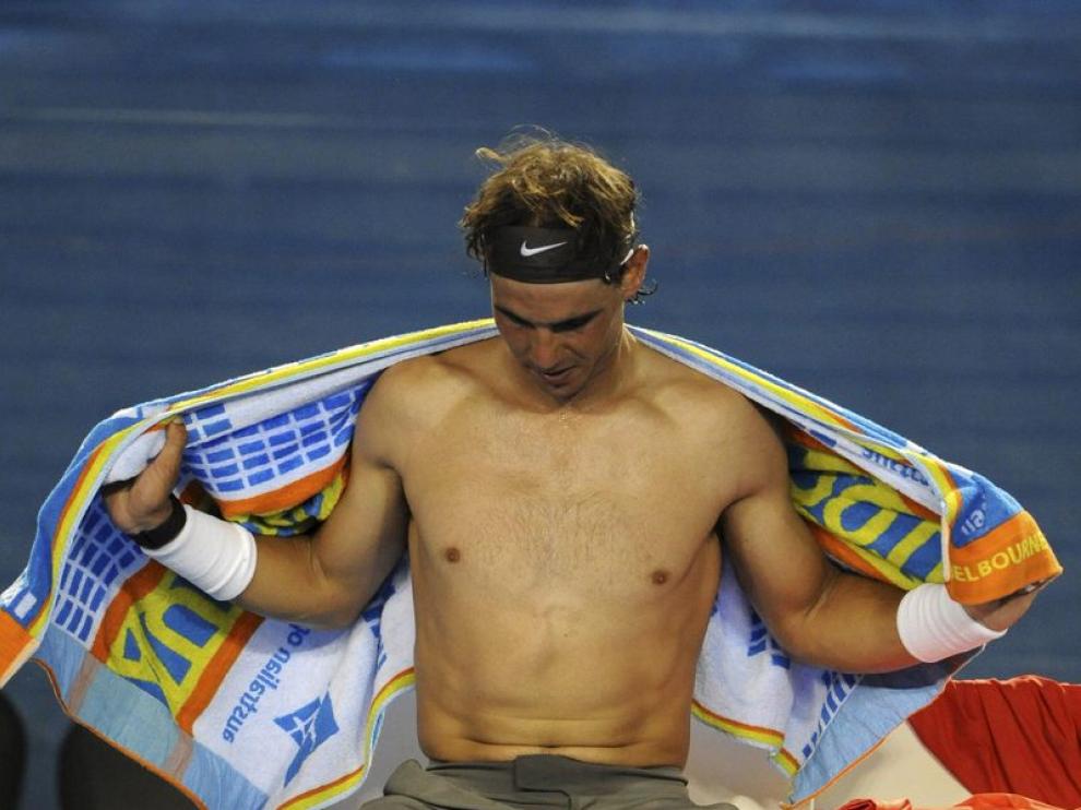 Nadal se seca el sudor durante el partido.