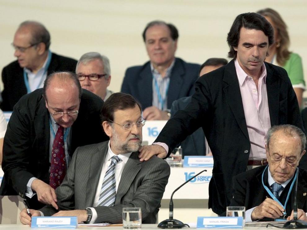 Mariano Rajoy y José María Aznar, en Sevilla