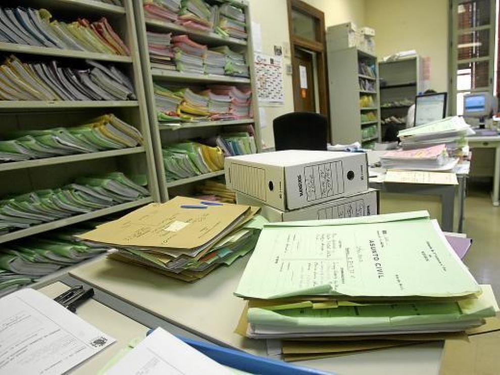 Los expedientes 'vivos' se acumulan en las estanterías de los juzgados civiles de Aragón.