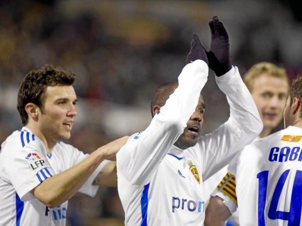 Bertolo, Sinama, Gabi y Jarosik celebran un gol del Real Zaragoza.