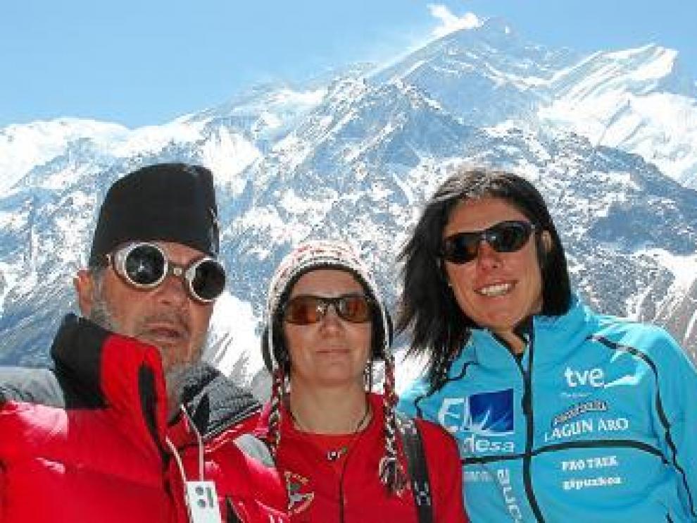 Los doctores Nerín y Morandeira, con Edurne Pasaban, en el Annapurna.
