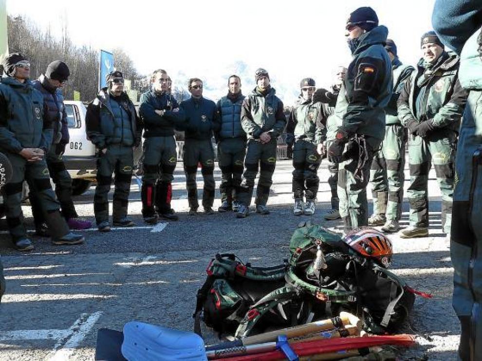 Los agentes que participaron ayer en la búsqueda escuchan las órdenes del teniente Rodríguez (centro).