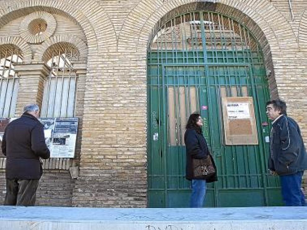 Vecinos de Torrero esperan que los okupas abran la cárcel.