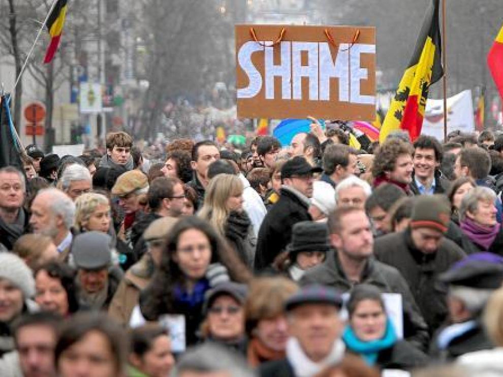 Miles de belgas, en la marcha de ayer bajo el lema 'Shame' (vergüenza en inglés).