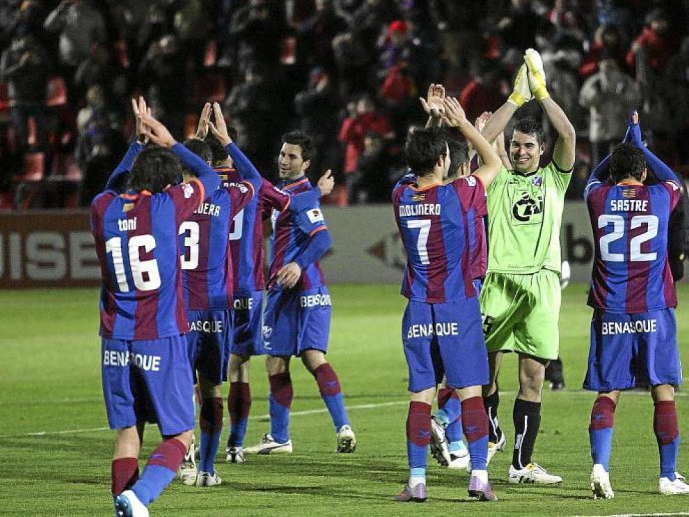 Los futbolistas del Huesca, fundidos en un aplauso recíproco con los aficionados tras la victoria del pasado sábado sobre el Albacete.