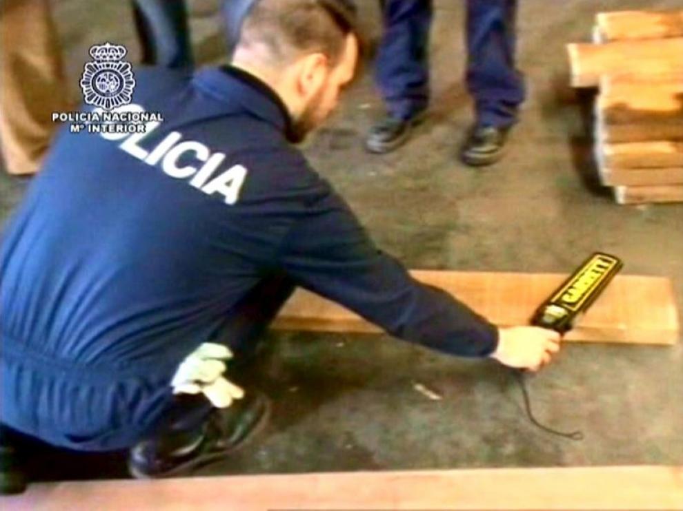 La policía revisa las maderas donde se ha encontrado la cocaína