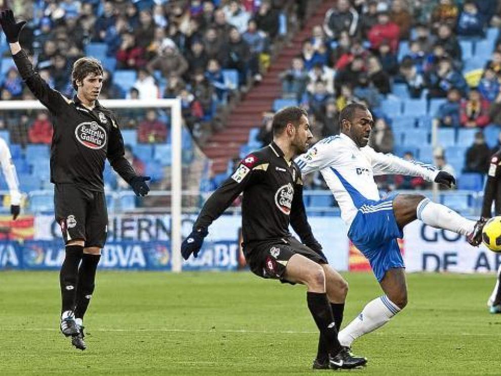 Sinama Pongolle toca la pelota ante la defensa de Lopo.